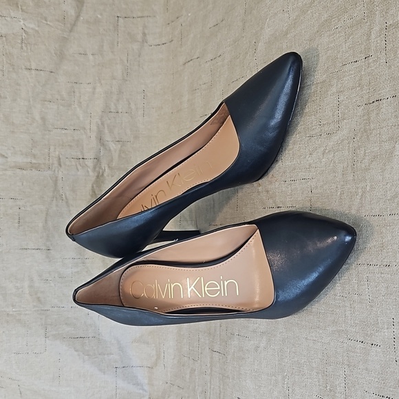Calvin Klein Nilly Pointed Pumps size 10M black leather with gold accent EUC - Picture 1 of 7